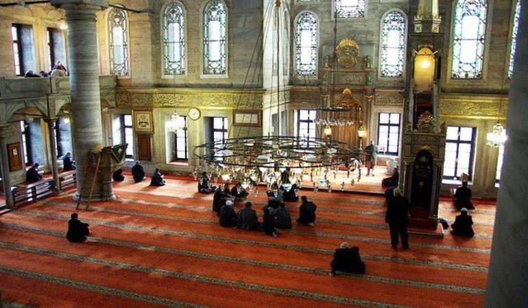 Eyup Sultan Mosque: Founded by Mehmut the Conqueror in memory of Halid bin Zeyd Ebu Eyup, revered as Eyup Sultan, it is one of the holiest sites in the Islamic World and one of Istanbul's holiest