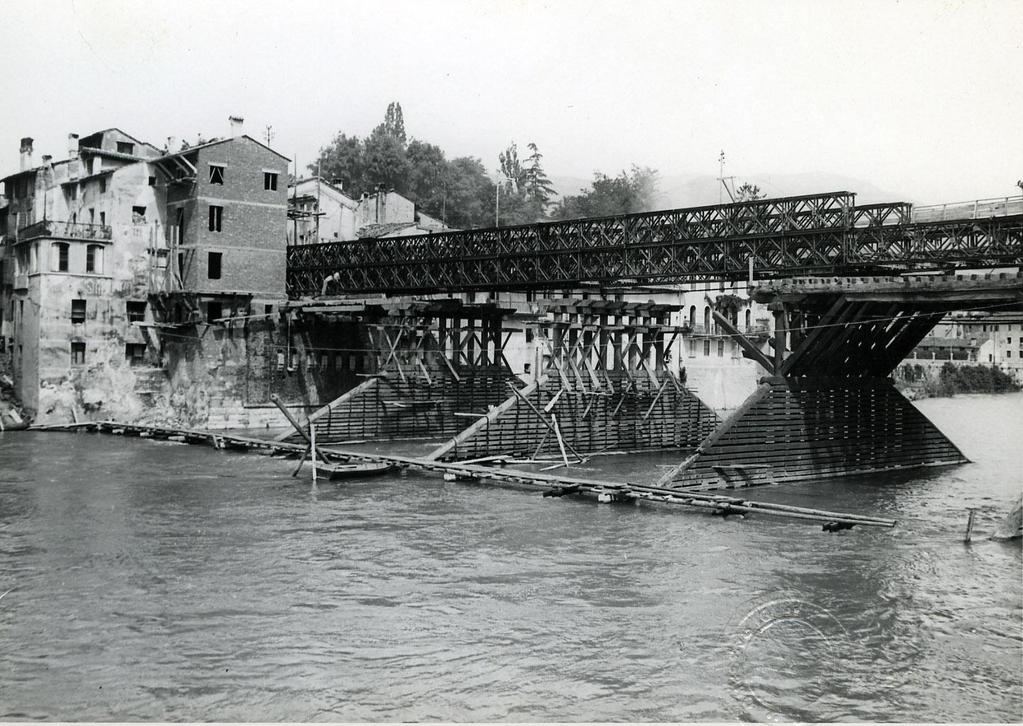 Other secondary interventions were done, such as the repair of some damaged timber elements, the substitution of metallic elements in the connections and in addition, the entire bridge was painted