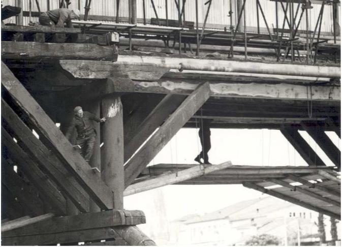 Figure 17 - Repair of the damaged elements (1965) Intervention of the 1968/69 After the overflow of the 1966, due to the deformations and the damages it was necessary a new intervention on the bridge.