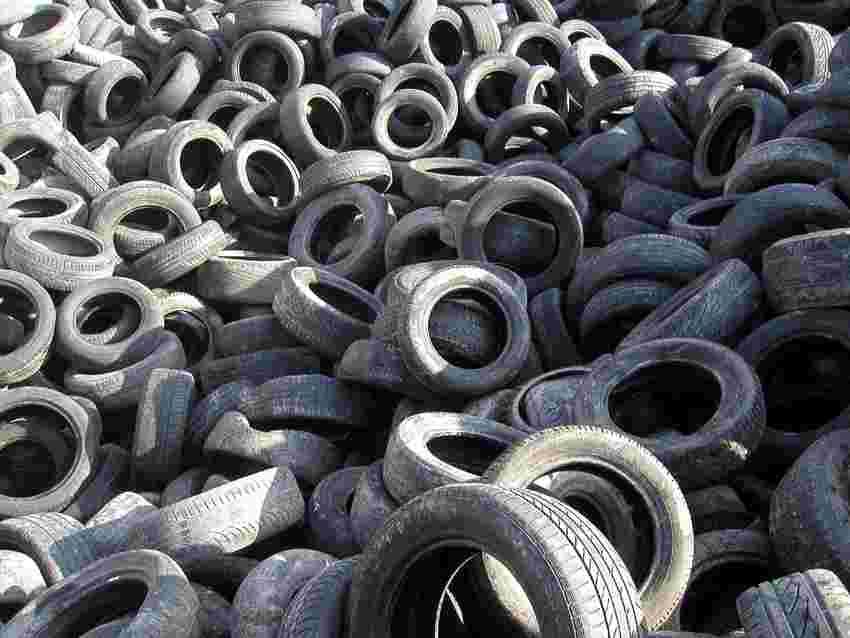into the raw material cycle. For this application PALLMANN offers complete recycling systems from one source. To start the recycling process, scrap tires have to be cut into chunks.