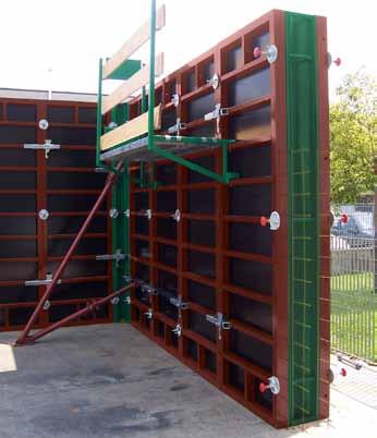 VERTICAL WALLS SERVICE CONSOLE The service console can be hooked into the formwork s back side crosspieces holes and then hold up the walk boards (galvanized or wooden one).