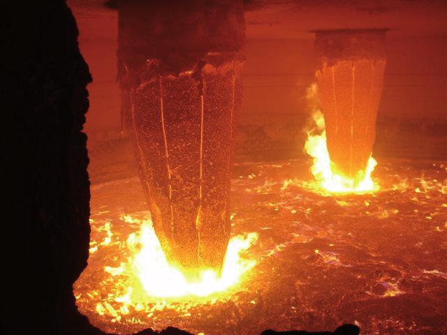 The slag produced by the pyrometallurgical process contains a mixture of MgO, SiO 2, iron oxides, and CaO 2, but is not saturated in MgO at the process operating temperature.