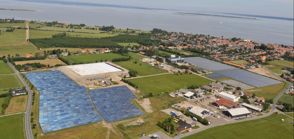 Type 5: Solar district heating systems with combined electricity and heat supply for small cities and communities Marstal, Denmark 75.000 m³ pit heat store Heating plant (biomass ORC, heat pump) 18.