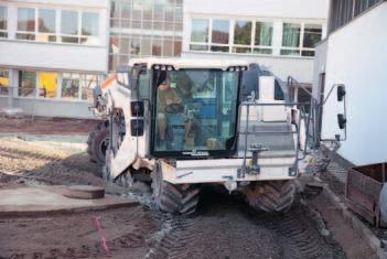 High productivity even when things get tight Job description The WR 240 / WR 240 i carries out a soil stabilizing job on a school playground in the Bavarian village of Frensdorf.