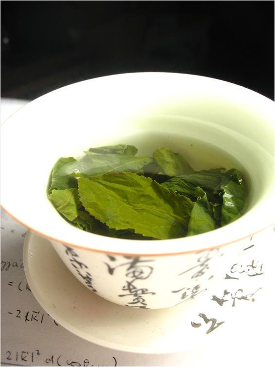 The Tea-Leaves-Effect Tea leaves swim at the very top in the beginning Dwindle down inside the cup until they reach the bottom a bit later Similar with