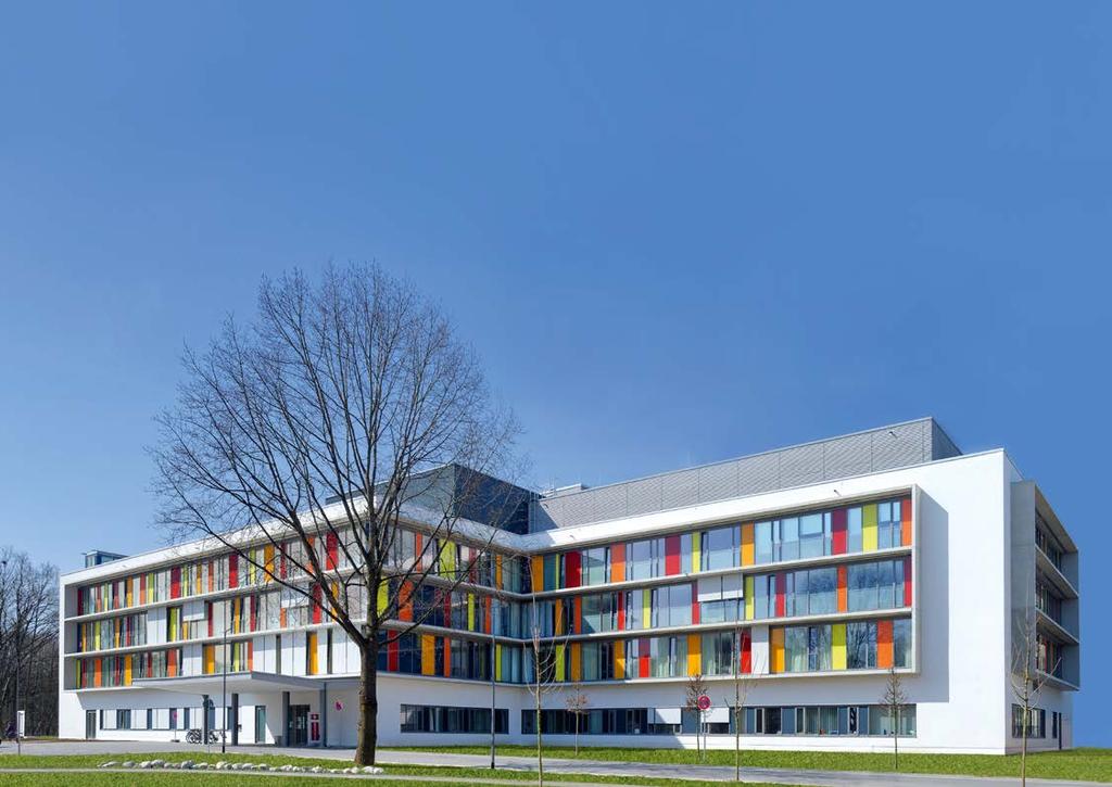 DETAIL MOTHER & CHILD CENTER, AUGSBURG HOSPITAL HEALING WITH COLORS The design possibilities available using the THERM + H-V timber curtain wall systems can be seen at the new Mother & Child Center