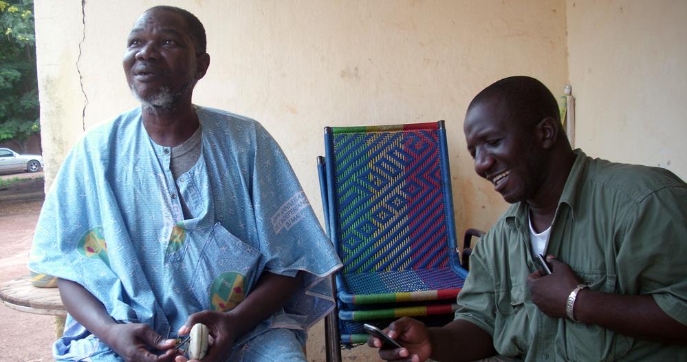 Moumouni, a Farm Radio enumerator, interviews an extension worker in Kadiolo, in the Zegoua region of Mali, using Mobile Researcher on his phone.