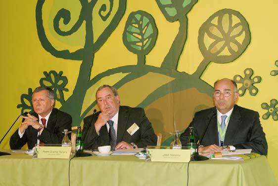 This event gathered over three hundred national and international participants with the purpose of reflecting on the forest and the forestry industry, while exploring the main challenges and