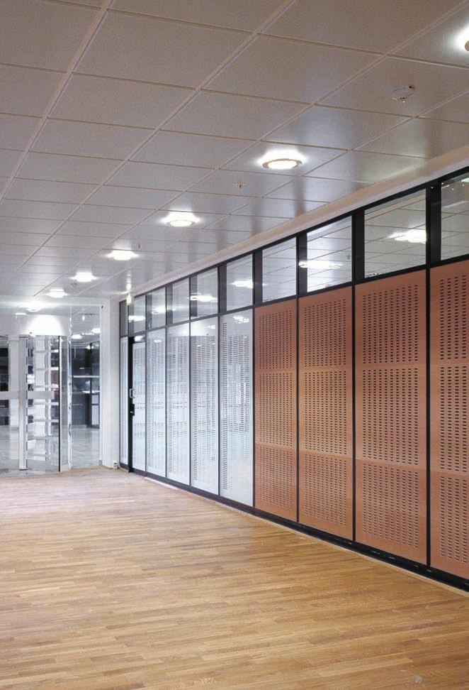 Glazed elements are joined with slim 35 mm aluminium trims to create a light, minimalistic partition.