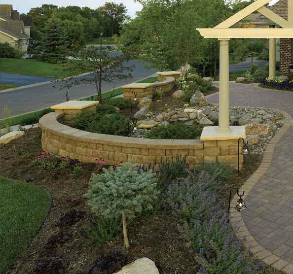Highland Stone Freestanding Wall: Natural beauty that stands out in a crowd From courtyards to patios, the multipiece Highland Stone freestanding wall is the perfect choice to create a functional,
