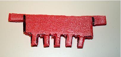 Izdelamo glavniček iz materiala, ki je debelejši kot karton in ga lahko režemo s škarjami. Slika 17: Glavniček (Forensic Science: Building Your Own Tool for Identifying DNA, b.d.) V polimeriziran gel s kapalko ali pipeto nanesemo en vzorec rdečega in en vzorec modrega barvila za živila.