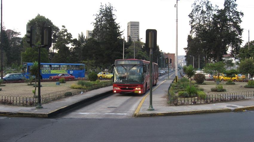 Fig. 9.52 Quito s Ecovía line cuts directly through a roundabout. Photo by Lloyd Wright 3. Exclusive lane along inside of roundabout; 4. Exclusive busway through the middle of the roundabout; 5.