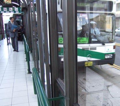 Fig. 10.5 With no announcements or electronic display, customers on the Quito Trolé only have a brief, sight-line impaired view of the route number for the vehicle approaching the station.