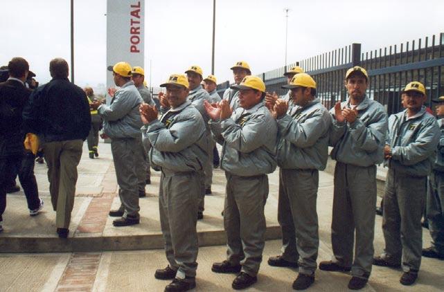 Fig. 10.20 Staff of Bogotá s TransMilenio applaud international visitors viewing the system. Photo by Lloyd Wright unwilling to give anything more than a few minutes to a questionnaire.