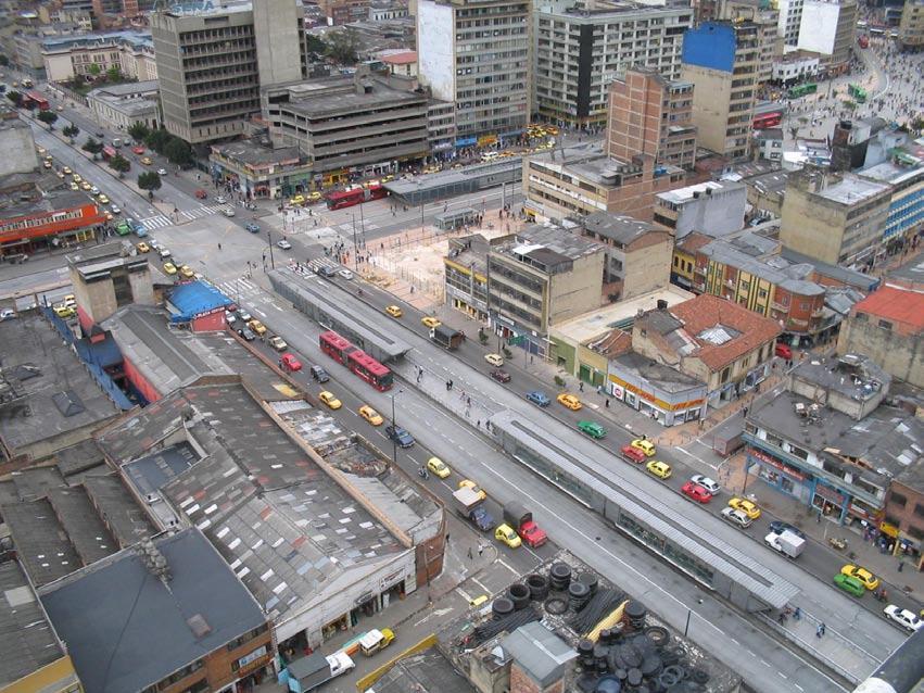 Fig. 8.5 The use of multiple stopping bays and passing lanes in Bogotá helps minimise bus congestion. Photo courtesy of Oscar Diaz and Por el País que Queremos (PPQ) 8.1.2.