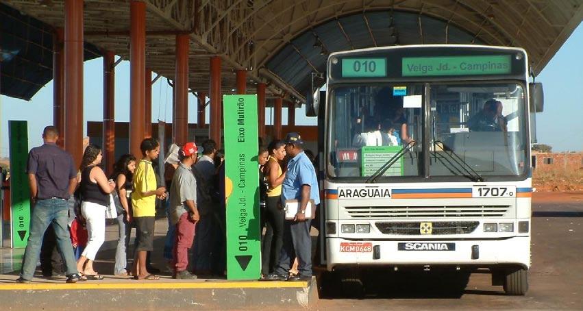 Fig. 8.16 On-board fare collection and fare verification dramatically slows customer throughputs, as evidenced here in Goiânia (Brazil).