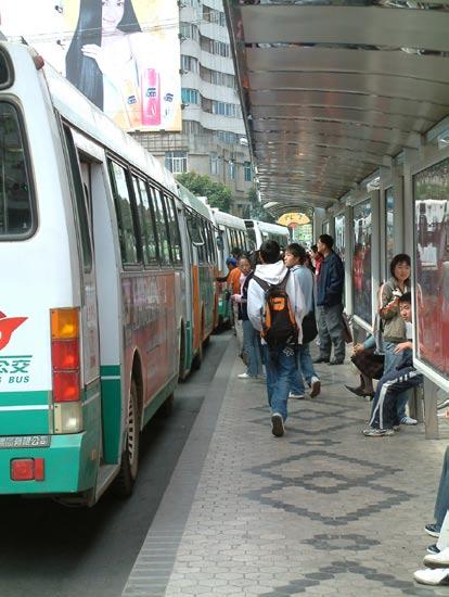 Fig. 7.5 Kunming employs an open BRT system, using segregated busways but with few routing or structural reforms.