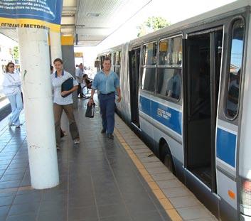 Fig. 8.25 If the vehicle can be aligned to the platform within 10 cm, then customers can safely board and alight with a gap entry. Photo by Lloyd Wright Fig. 8.24 A gap entry system is employed in Goiânia (Brazil).