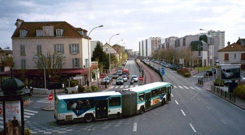 Fig. 9.9 The green phase for a BRT vehicle entering the Val de Marne busway in Paris. Photo courtesy of the National Bus Rapid Transit Institute (NBRTI) each direction.