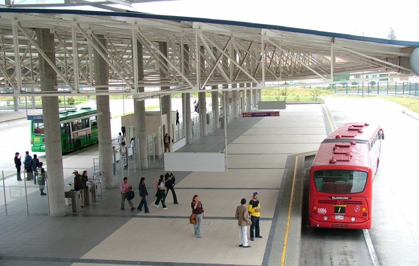 Fig. 7.11 In trunk-feeder systems, such as Bogotá s TransMilenio, customers change from feeder vehicles (green vehicle on the left) to trunk vehicles (red vehicle on the right) at terminal sites.