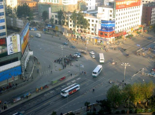 Fig. 9.35 In Kunming, turning BRT vehicles leave the busway and enter a mixed-traffic lane to finalise the turning movement.