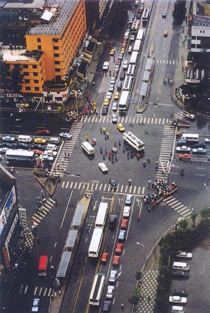 Fig. 9.42 In Kunming, the busway operates with high volumes and stations located after the intersection. These conditions may cause negative impacts: 1.