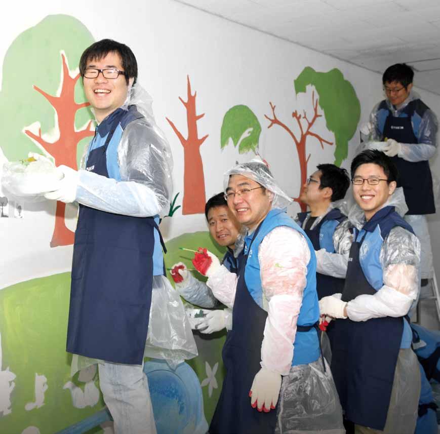 Social Responsibility in the Group Shinhan Financial Group is pursuing shared development with stakeholders by growing together with customers.