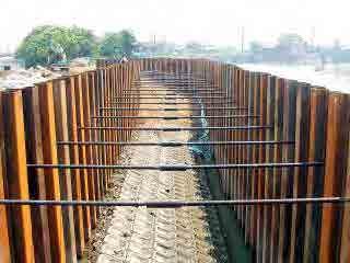 The double row cofferdam is resistant against floods and is specially suitable when it is located at the place with its outside high water level, or in a river of narrow width or when it has to be