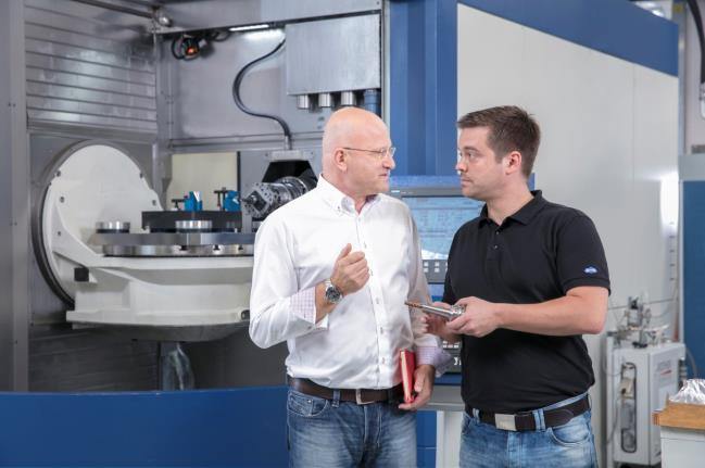 (Photo: Henkel, PR041) Andreas Rotenberger from MAPAL s R&D team discusses Bonderite dualcys performance with Jürgen Schöllkopf, Lubricants Project Manager at Henkel Adhesive