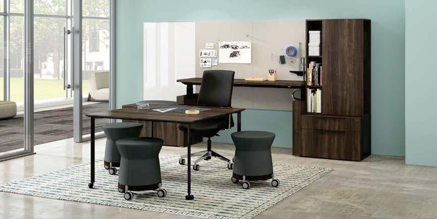 A peninsula desk completes the U unit style and provides space for collaboration.