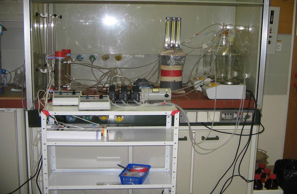 61 Rotameter Rezervoar vode UV žarnice Difuzorji ozona Peristaltična črpalka Magnetno mešalo Ozonator Steklenice za zbiranje vzorcev vode Slika 32: Pilotna naprava UV/ozon Fig.