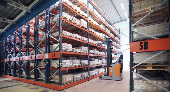 In total, 2,400 pallets of 800 x 1,200 mm are stored here that weigh up to 1,000 kg each.