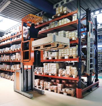 The various handling equipment Counterbalanced forklifts and reach trucks handle the pallets in the pallet racks and in the Movirack mobile racks.