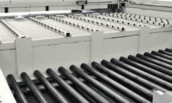 A very high precision pusher at high speed due to electronic control positioning (opt.). PLATFORM WITH ROLLER CONVEYOR: SPACE IS NO LONGER A PROBLEM.