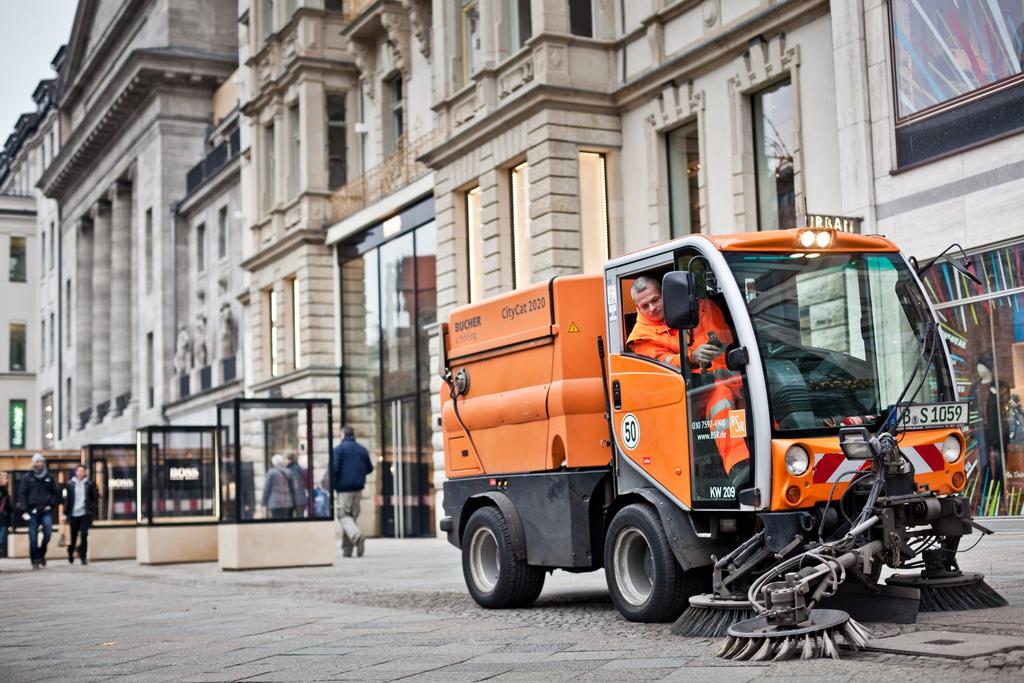 Licence to clean: The tasks of the street cleaning service Cleaning of about 1.4 m kilometres of streets and pavements, incl. of 210,000 gullies ca.