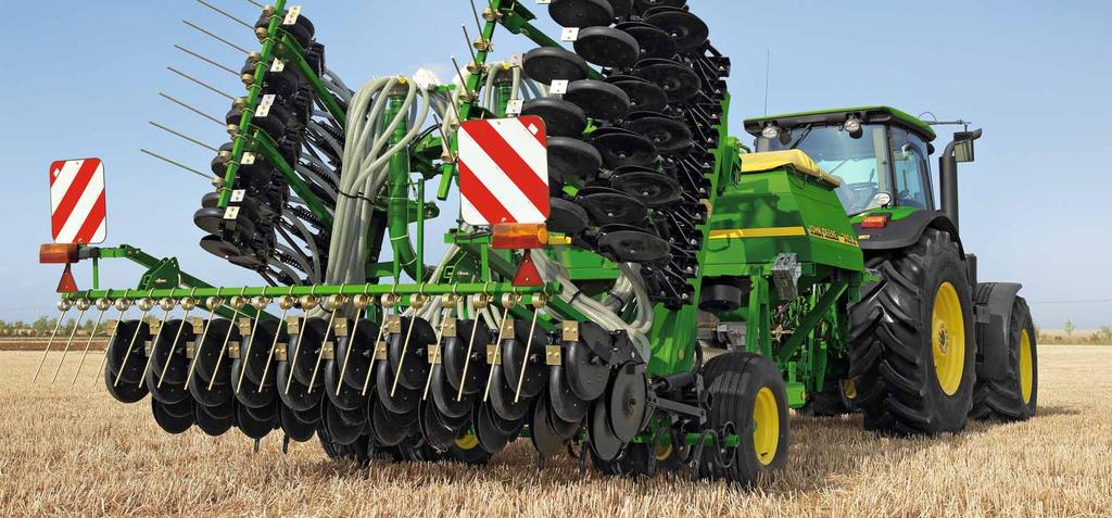 The large capacity hopper holds 2300 or 3500 l for highly efficient, non-stop drilling for maximum hectares/hour. Double disc openers ensure smooth, fast and trouble-free sowing with the 740A drill.