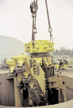 delivering 110 kw and the speed of rotation was 3.8 rpm at a drilling diameter of 8.2 m. Two sets of six stabilizer pads were used at two levels to tension the machine against the sides of the shaft.