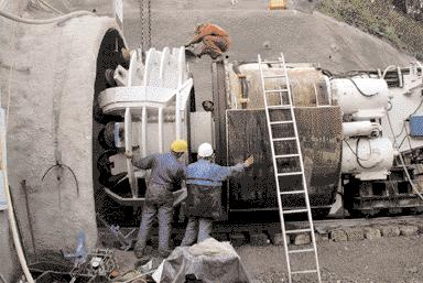ÖSTU-STETTIN TUNNELBAU Construction International Fitting the drill head to the tunnel boring machine at the gallery mouth KAPRUN HYDROELECTRIC PLANT: new power descent stage is a triumph of