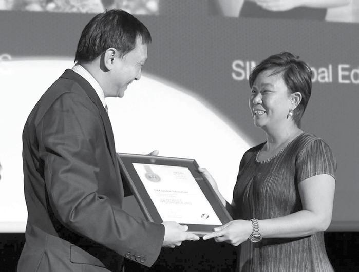 Deepening OUR ImPRint Breaking new grounds I Raising the bar of excellence THE NEW PAPER Wednesday, April 24, 2013 SIM Global Education, POSB card win AsiaOne awards by Audrey Kang IT HAS won the