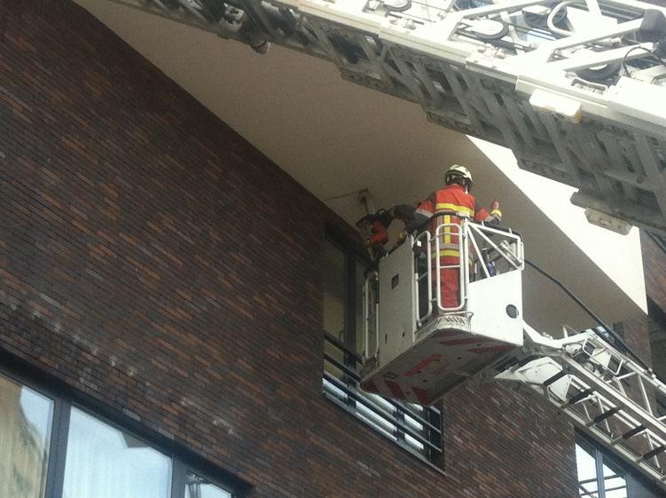 This creates the impression that the fire is still spreading. On the (third floor) terrace, firefighters are asked by the IC to clear the plaster.