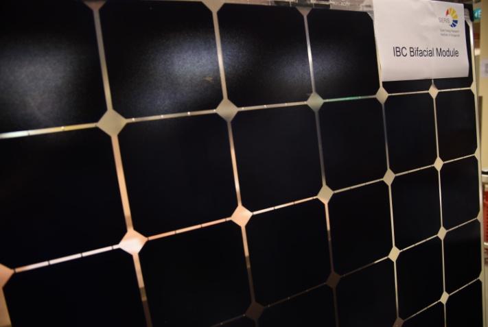 ANNEX: Photos accompanying the press release World s first full-size IBC bifacial module developed at SERIS which has no metal connections