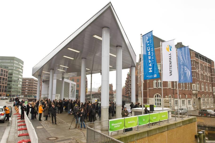 Refueling infrastructure: Vattenfall builds largest European hydrogen station in Hamburg HafenCity 11 Lighthouse project of the Clean Energy Partnership consortium - broad