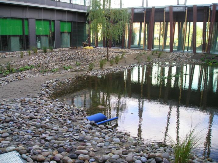 486 M. Schmidt: Energy saving strategies through the greening of buildings: the example of the Institute. Fig. 12: Constructed lake with natural surface infiltration Tab.