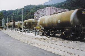 Transhipment systems for bulk materials Bulk materials are increasingly transported in silos by rail or by silo trucks. The latter are deployed for local delivery to customers.