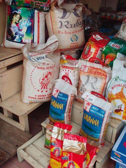 sales of cassava flour, also known as gari, since 2008. Moreover, with the crisis, the rate of increase in rice consumption in Senegal has fallen in favour of maize.