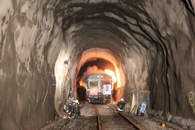 17 Figure 3 Brunsberg tunnel fire test in the METRO project (photo Per Rolén). The tunnel is 276 m long and the carriage was positioned 96 m from the eastern tunnel entrance, see Figure 4.