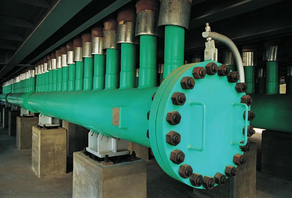 9 Cold outlet manifold system The reformed gas from the steam reformer is collected in a refractory-lined manifold.