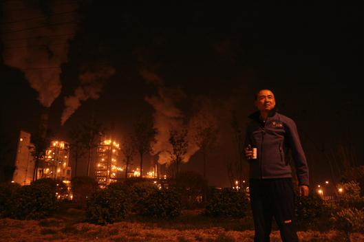 Ma Jun confronting a factory releasing emissions in the dead of night in northern China in 2011. Image: Wang Jingjing. GWF: How can participation of civil society in China make a difference?
