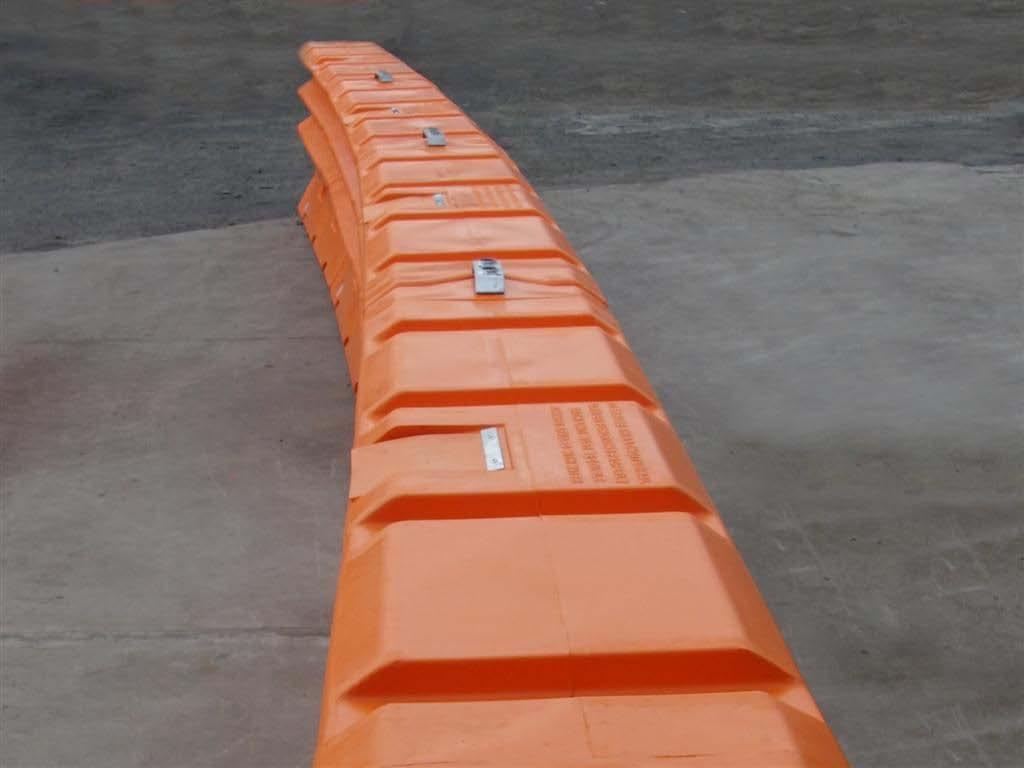 curvature can be achieved when the flush fit connection is made between TL-2 Plastic Water Filled Barrier units.