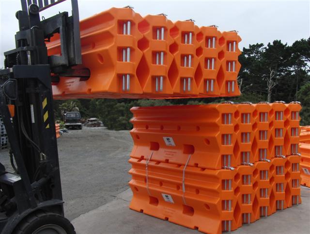 Each unit requires 520L of water and it is recommended that a large truck mounted tanker is used. ArmorZone barrier should be installed in a tangent position to the direction of travel.